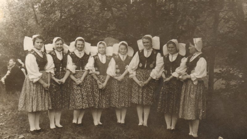 Salaspils deju kluba kolektīvs .1961. vai 1962. gads, Salaspils. (No. B. Stalidzānes fotokolekcijas. Autore: ceturtā no kreisās)
