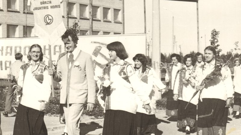 Salaspils Dziedāšanas biedrības 100 gadu jubilejas gājiens. Gājiens gar Latvijas Universitātes Bioloģijas institūtu, 1979.g. 1.sept. (No D. Tobijas fotokolekcijas)