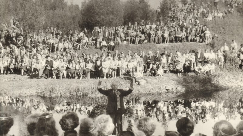 Salaspils Dziedāšanas biedrības 100 gadu jubileja. Koncerts Salaspils Botāniskajā dārzā, 1979.g. 1.sept. Diriģents Haralds Mednis. (No D.Tobijas fotokolekcijas)